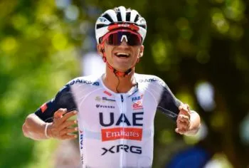 Isaac del Toro hace historia en España: primer mexicano en ganar el Circuito de Getxo 2025