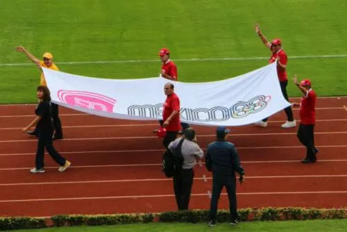 Desfilan figuras de México 68 por Estadio Olímpico Universitario y encienden el pebetero