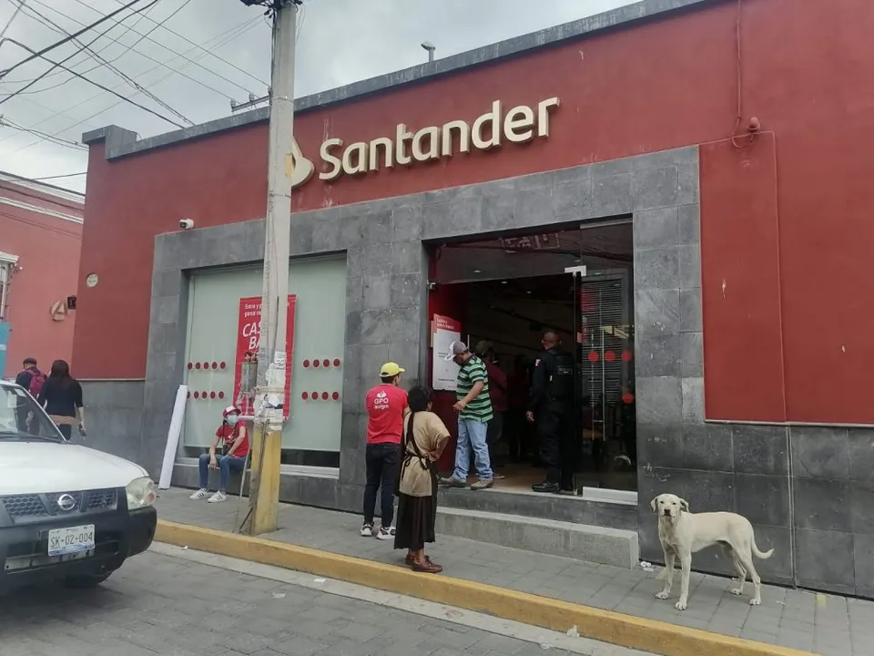 Asaltan a clientes dentro de banco en Tecamachalco