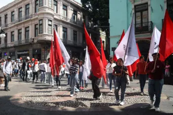 Integrantes de la FNERRR Puebla conmemoran su 26º aniversario con marcha pacífica