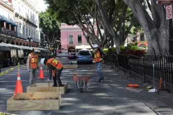 Con retiro de lajas inician obras de mantenimiento en el Zócalo