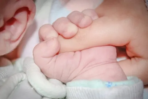 Mujer británica da a luz a mellizos con dos días de diferencia