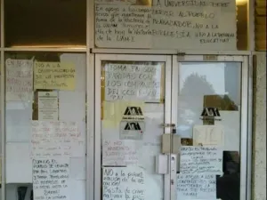 Jóvenes cubiertos del rostro toman UAM Iztapalapa