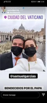 Samuel García y su esposa Mariana saludan unos segundos al Papa