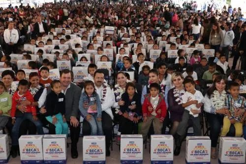 Entrega Dinorah López apoyos en Teziutlán