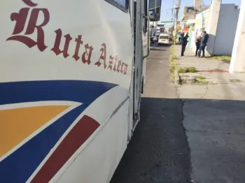 Golpean a pasajero en asalto a la Ruta Azteca
