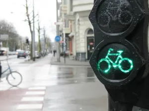 Anuncian semaforización que incluya a ciclistas y peatones