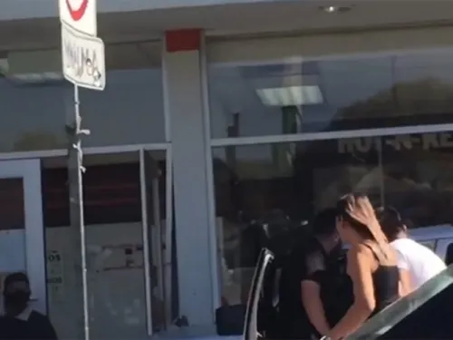 Automovilista arrolla a dos niñas por distraerse con el celular