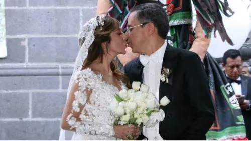 Tunden a Morena por boda fifí publicada en ¡Hola!