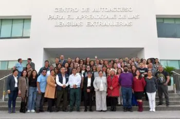 Devela Lilia Cedillo placa conmemorativa del trigésimo aniversario de la Formación General Universitaria Inglés-Francés de la BUAP