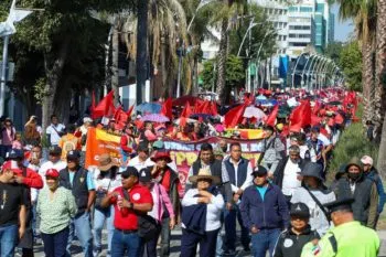 No fue mega, la marcha del Movimiento Antorchista para celebrar 20 años del Comercio Antorchista