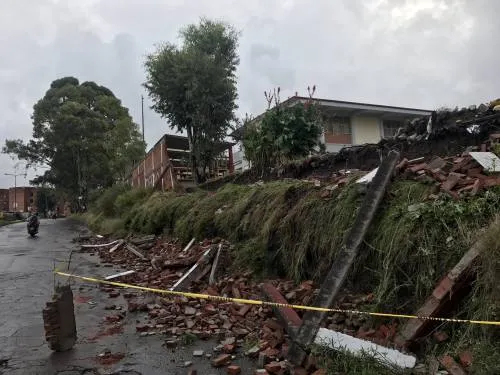 Se cae barda en escuela de San Miguel Mayorazgo; suspenden clases