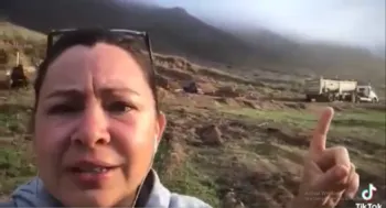 Aplastan con maquinaria albergue con lomitos en su interior, en Baja California