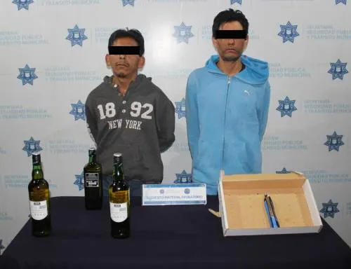En la colonia Bosques de Manzanilla fue detenida a una pareja por robo a tienda Oxxo