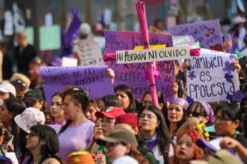 Más de 120 mil mujeres marchan en CDMX por el 8M; movilización concluye con saldo blanco