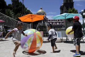 Poblanos utilizan playa urbana como baño público