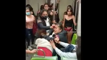 VIDEO Mujeres se pelean en vagón del Metro de CDMX