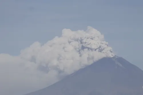 Registró el Popocatépetl emisión constante de vapor de agua y gases con bajo contenido de ceniza