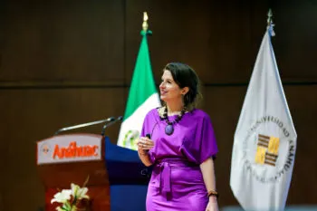 Embajadora adjunta de Países Bajos dicta conferencia magistral en la Anáhuac Puebla