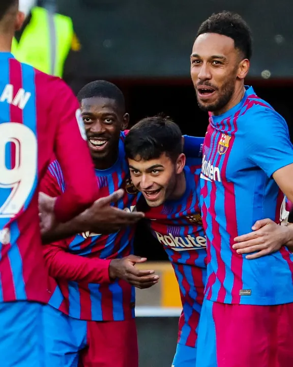 Aubameyang firma triplete y Barcelona golea al Valencia