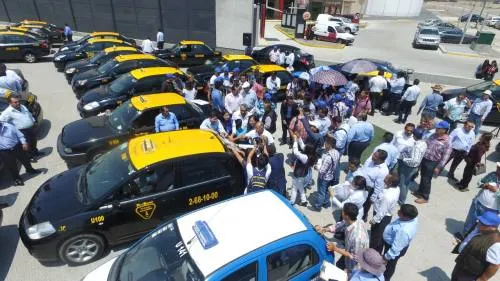 Eduardo Rivera da soluciones de frente a taxistas, brindará seguridad en sus bases