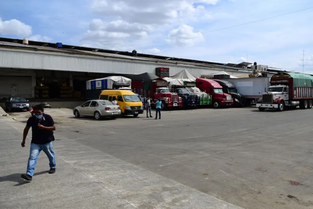 Ayuntamiento de Puebla rehabilita vialidad en Central de Abasto 