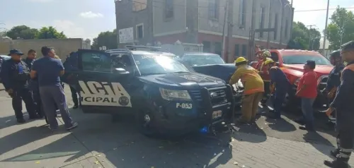 Patrulla choca contra camioneta en la colonia Maestro Federal