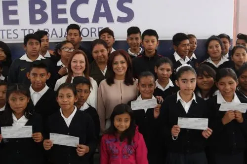 Dinorah López entrega becas a niñas, niños y adolescentes trabajadores