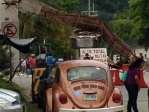 Sismos provocan caída de un arco en base naval guerrerense