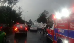 Lluvia, granizo y viento, inundan calles y tiran 2 espectaculares