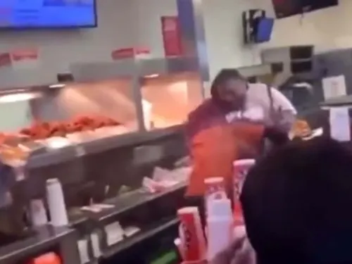 Acuchillan a joven en restaurante; peleaba por un sándwich de pollo