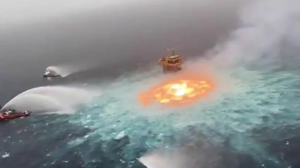Controla Pemex incendio en plataforma marina de Campeche