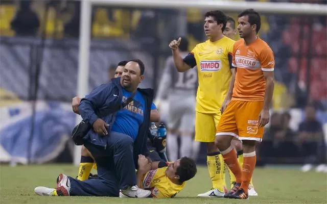 Efraín Juárez sufre dislocación del codo