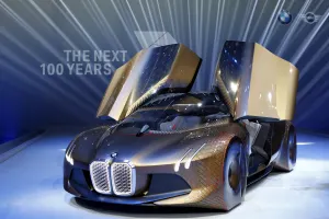 El lujoso auto de BMW que se maneja solo o te deja el control