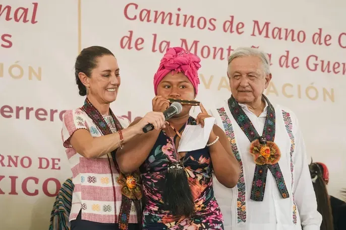 Vamos a seguir construyendo caminos artesanales para mejorar la comunicación en Guerrero: Sheinbaum