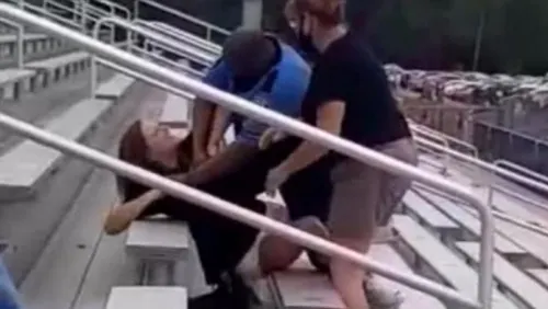 Policía utiliza pistola paralizante contra mujer porque se negó a usar cubrebocas