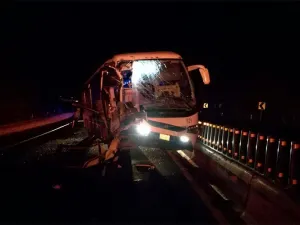 Chocan camión y autobús en la México-Puebla; hay un muerto