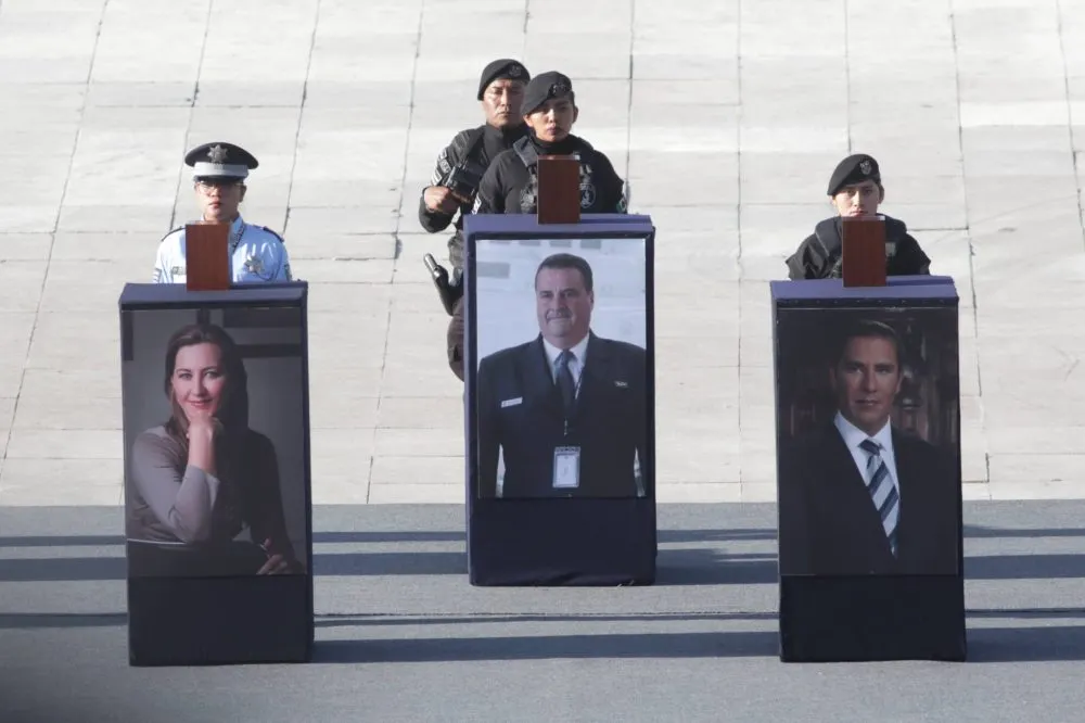 Con la presencia de políticos, amigos y familiares despidieron a la gobernadora Martha Erika Alonso y a su esposo, el senador Rafael Moreno Valle en la explanada de la victoria.