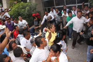 Detenidos y heridos deja trifulca del PRD en Oaxaca