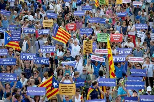 Barcelona se une en masiva marcha contra el terrorismo