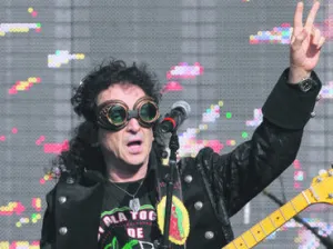Alex Lora, la icónica voz del rock mexicano