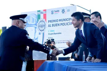 Ayuntamiento de Puebla condecora a nueve elementos destacados de la SSC, en el marco del Día del Policía