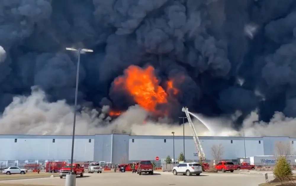 Fuerte incendio consume centro de distribución en Indianápolis, EU