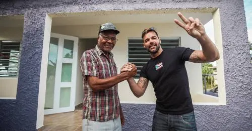 Ricky Martin entrega casas a afectados por Irma y María en Puerto Rico