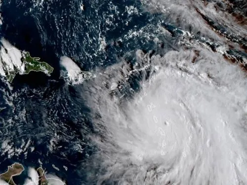 “María” toca tierra en la isla de Dominica; rescatan a premier