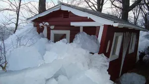 Tsunami de hielo provoca daños en Canadá