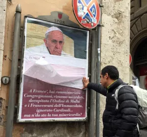 Roma empapelada con afiches contra el papa Francisco (fotos)