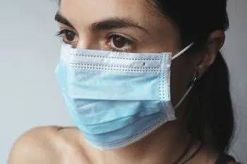 Autoridades sanitarias de EE.UU. acortaron días de confinamiento a personas con COVID