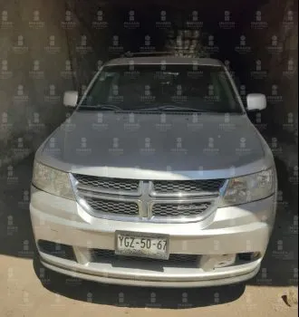 Hallan dos cadáveres al interior de una camioneta en Santa María Moyotzingo
