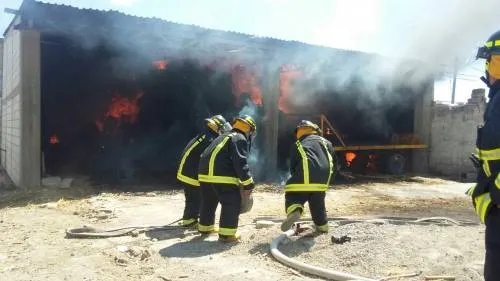Bomberos Puebla sofocaron incendió en bodega de Nopalucan